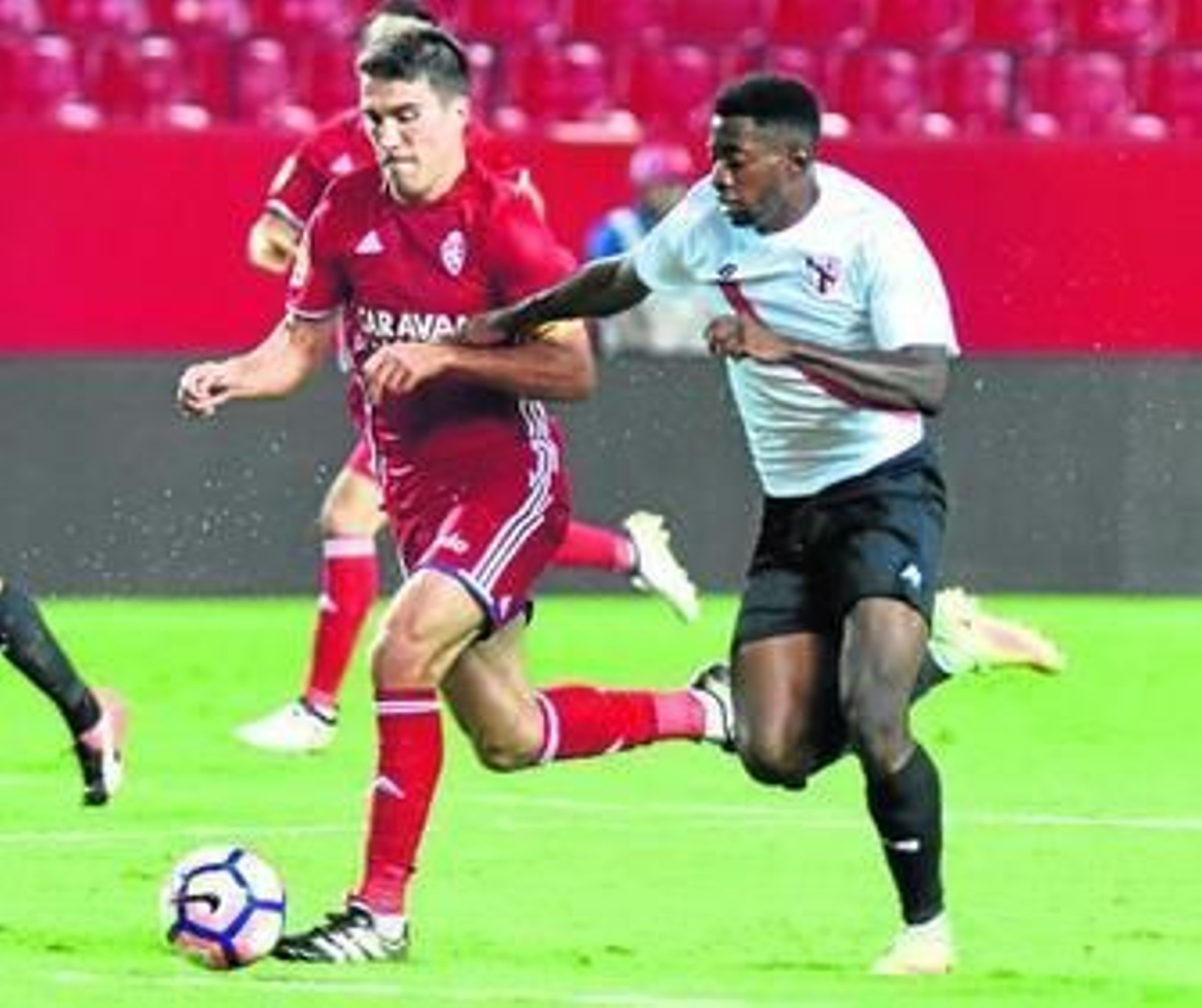 El centrocampista Yan Brice disputa un balón con el zaragocista Zapater.