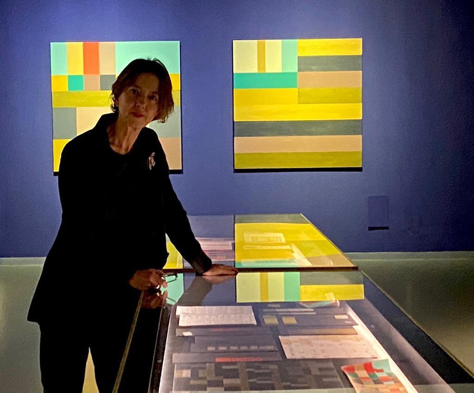 La artista sevillana Herme junto a algunas de sus obras expuestas en Cicus.