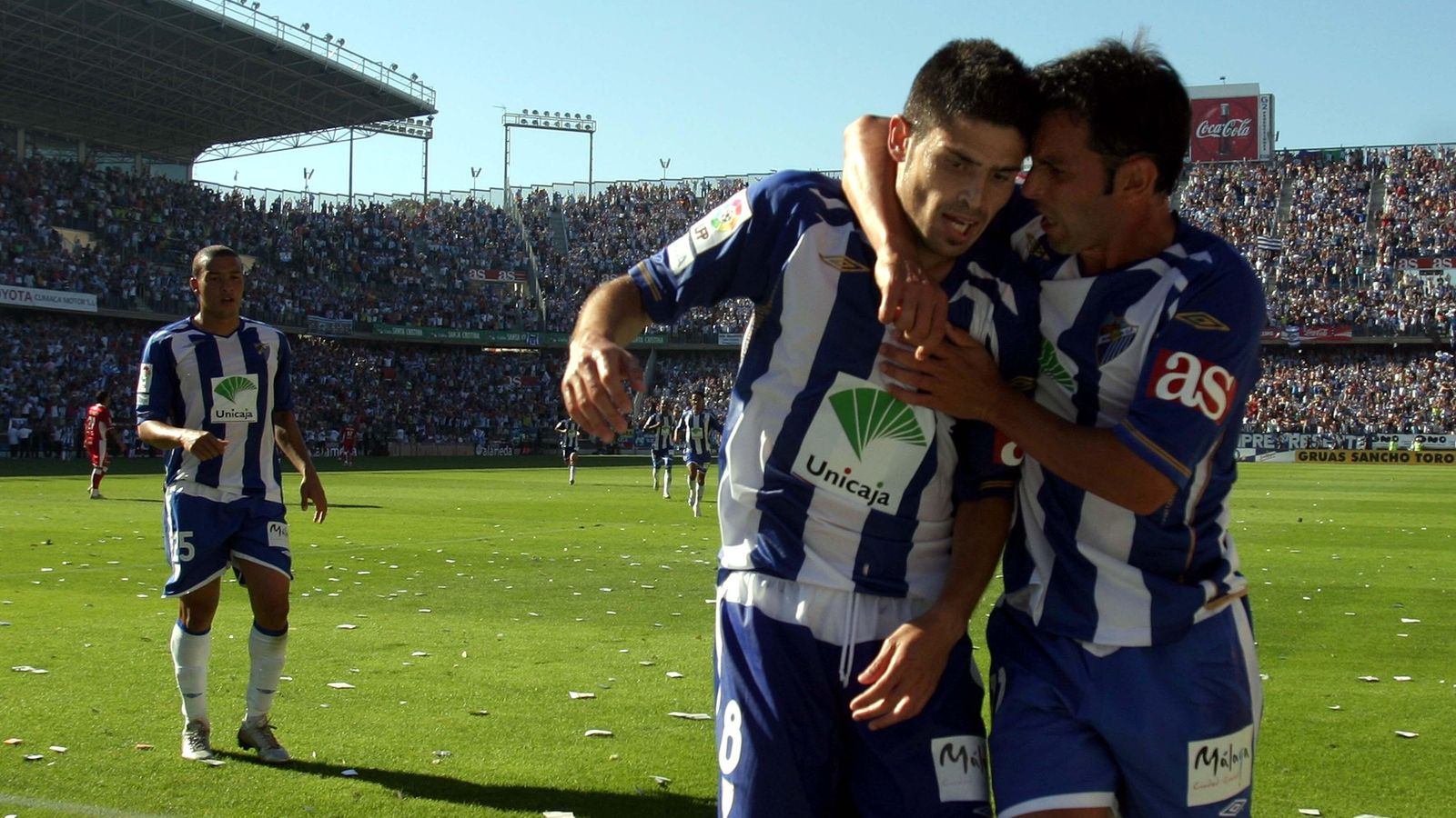 Calleja abraza a Hidalgo para celebrar un gol al Tenerife que supuso el ascenso a Primera División. Baha, detrás.