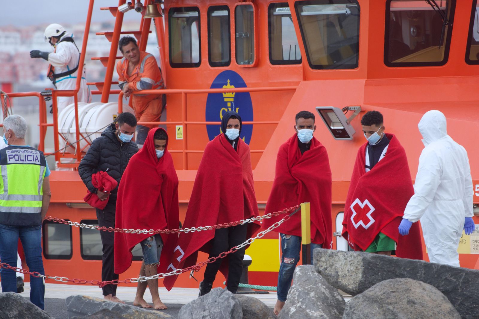 Varios de los inmigrantes rescatados este viernes en Fuerteventura
