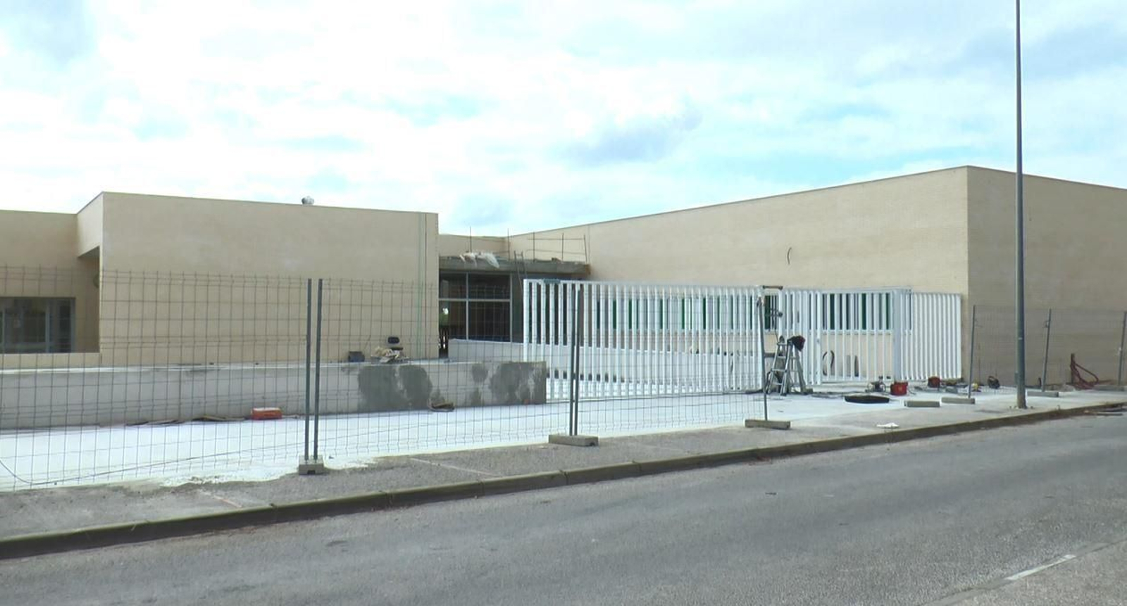 Nuevo colegio de Casines, aún en obras, este jueves