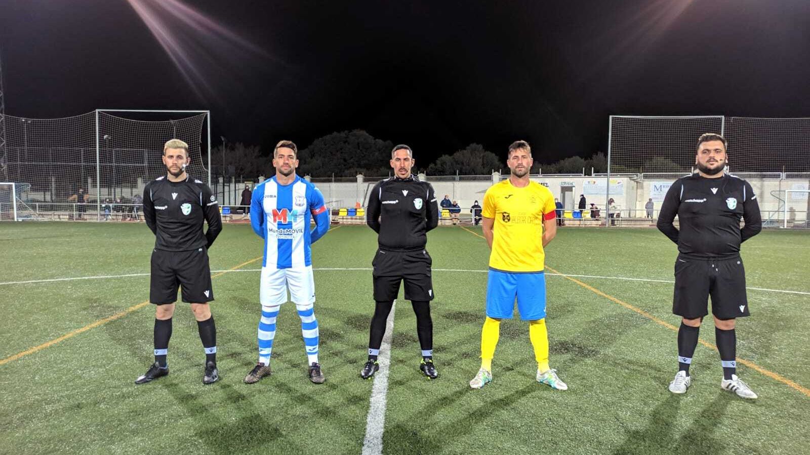 Barrera y Julio, capitanes del Industrial y El Torno, con el trío arbitral.