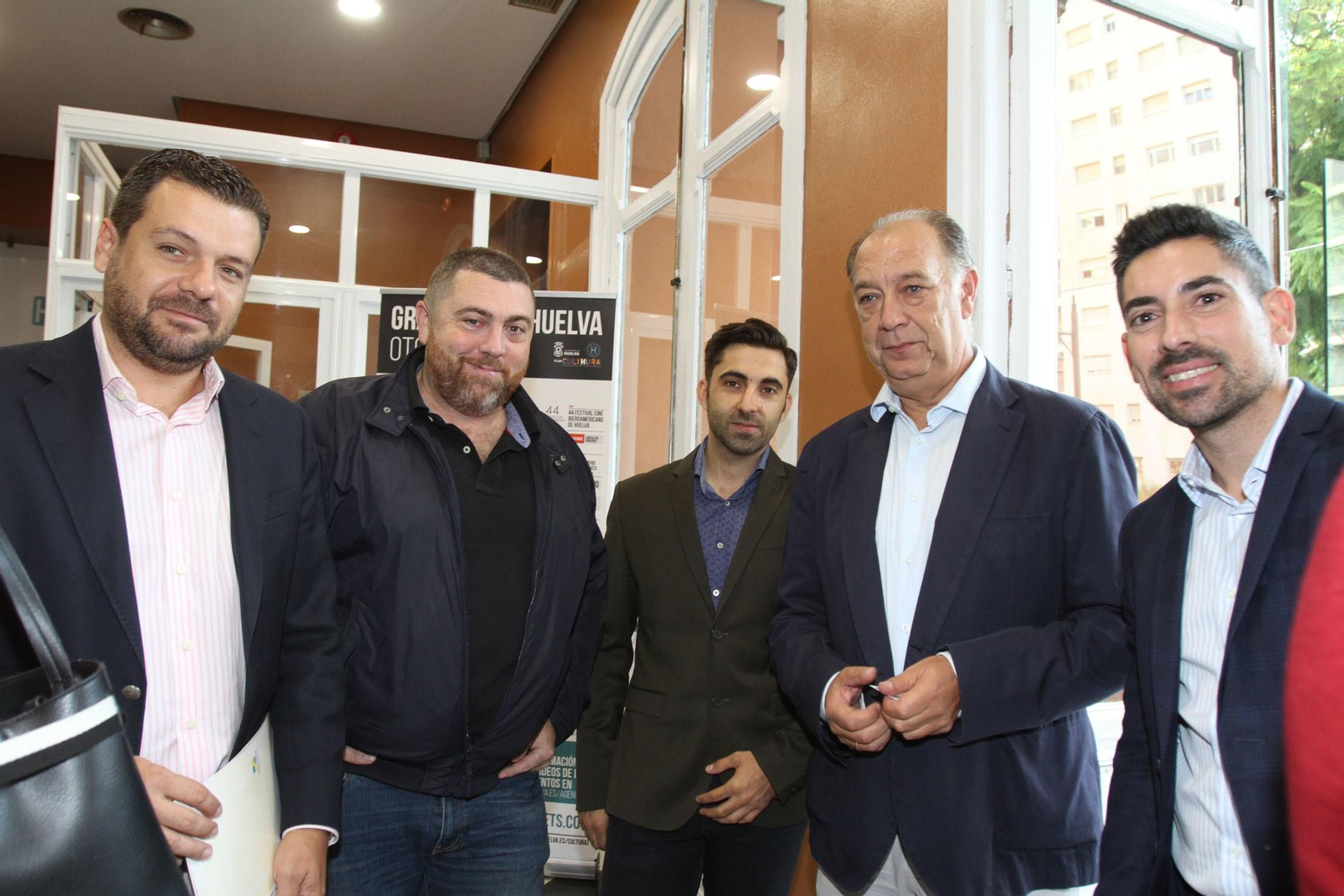 Imágenes de la conferencia y desayuno-coloquio de Gabriel Cruz, alcalde de Huelva