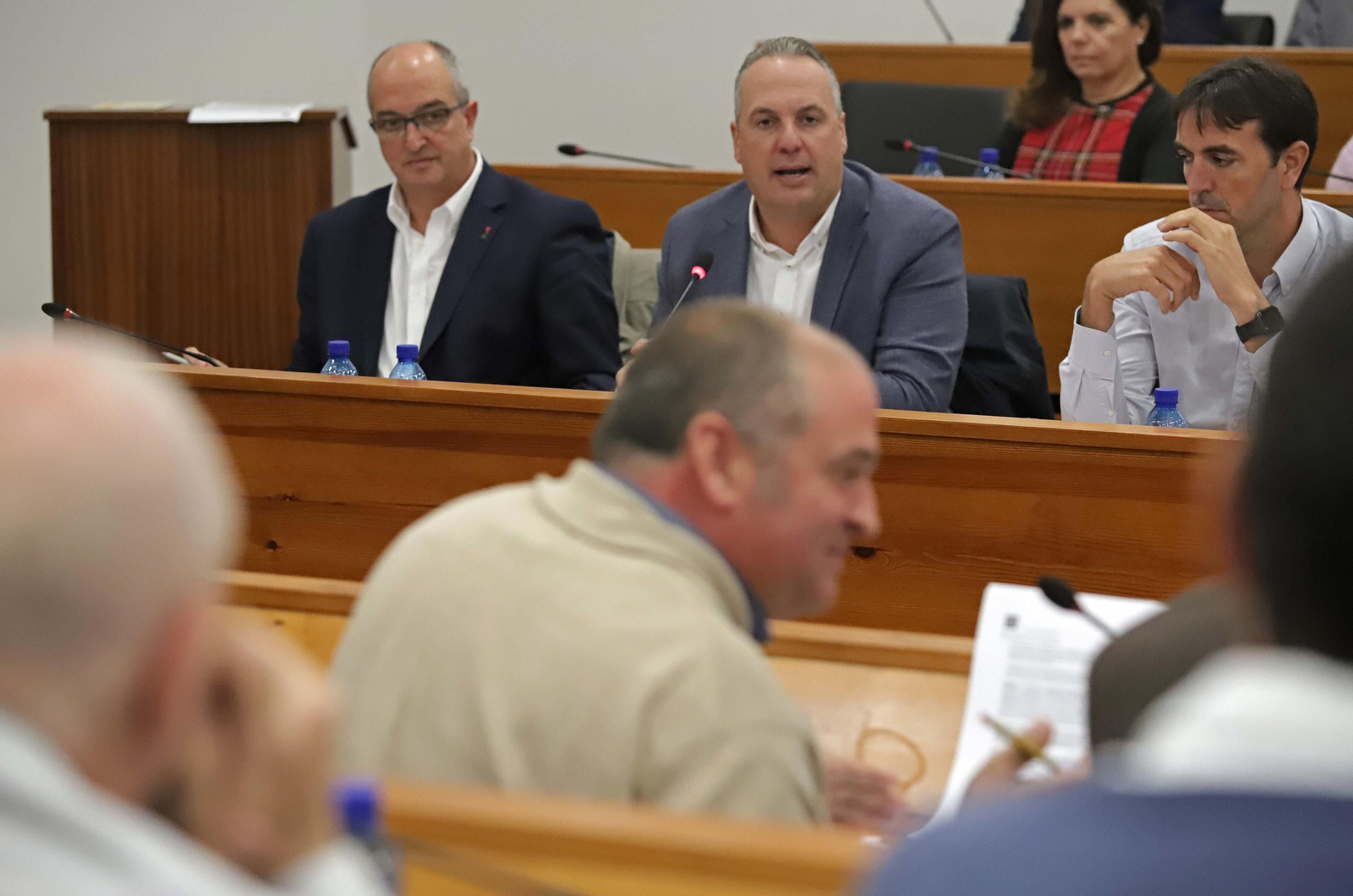 El alcalde de San Roque, Juan Carlos Ruiz Boix, se dirige a su homólogo en Los Barrios, Jorge Romero (en primer plano), durante el pleno.