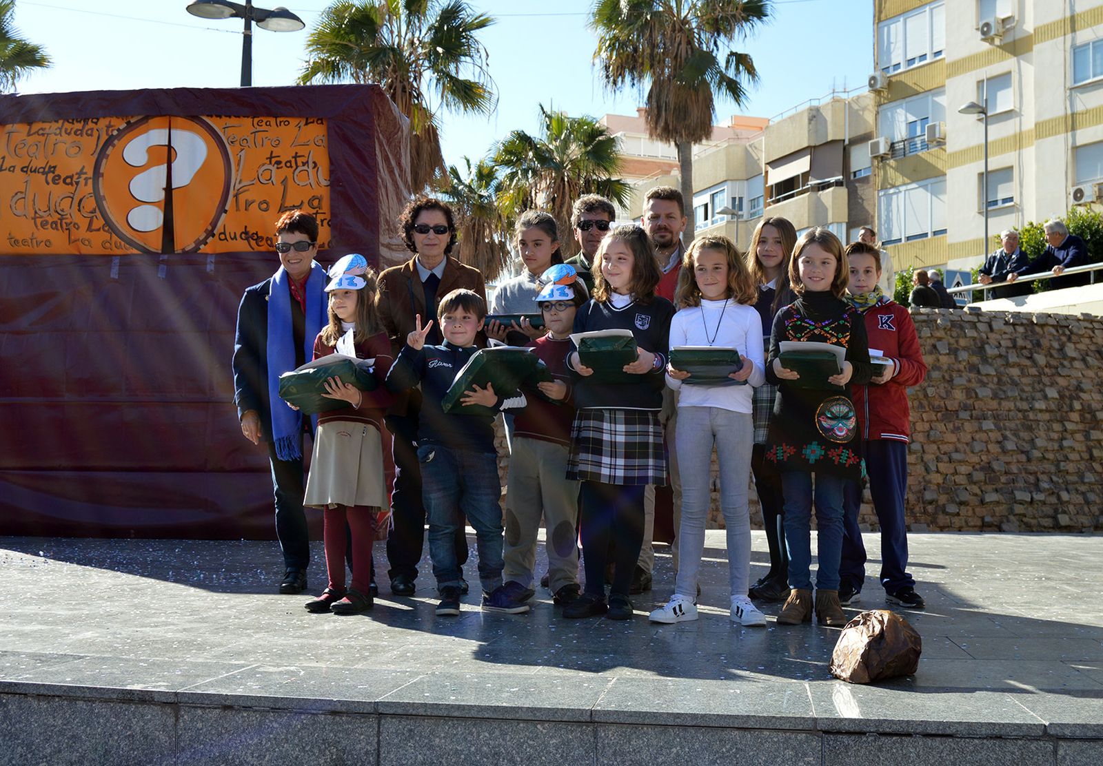 1. El jurado con los ganadores del XVII Concurso de poesía 'La infancia por la Paz y la Tolerancia' en el Anfiteatro de la Rambla. 2. Unos 800 escolares se dieron cita a media mañana de ayer en el Anfiteatro en un acto que se viene repitiendo en los últimos años. 3. Todos disfrutaron de la obra que representó La Duda Teatro. 4. Hubo un lleno total en el Anfiteatro con la participación de varios centros escolares. 5. Todos prestaron mucha atención a la actividad.