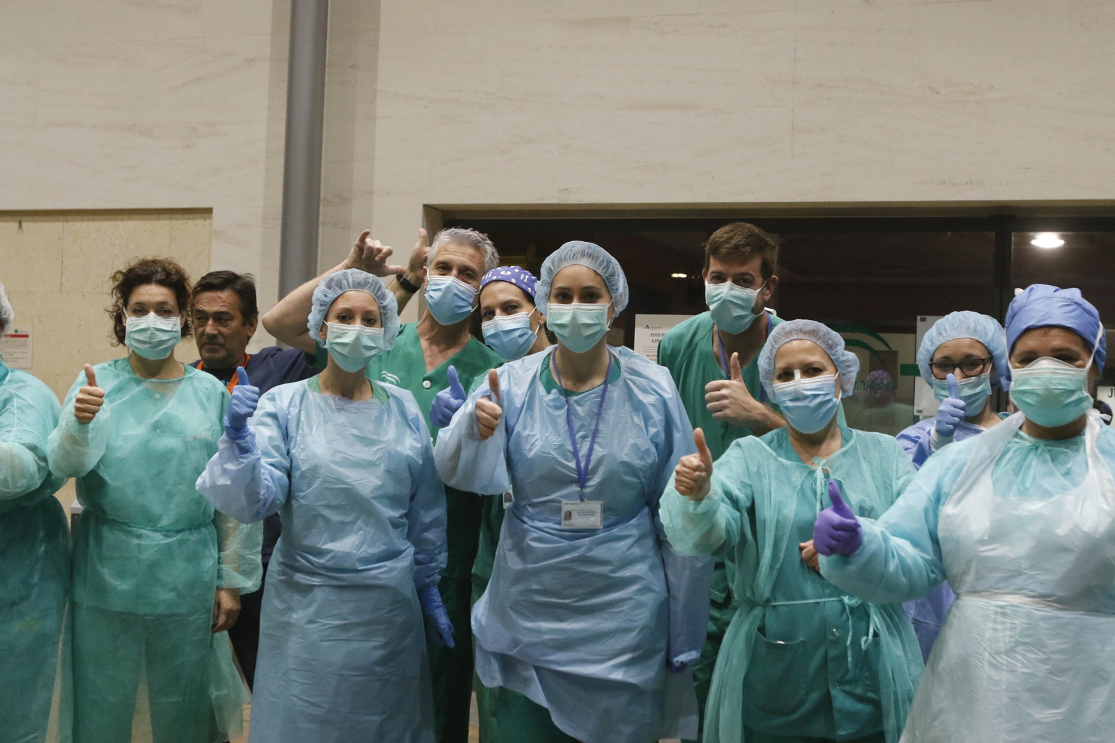 Los profesionales del Hospital Reina Sofía de Córdoba devuelven los aplausos de los cordobeses