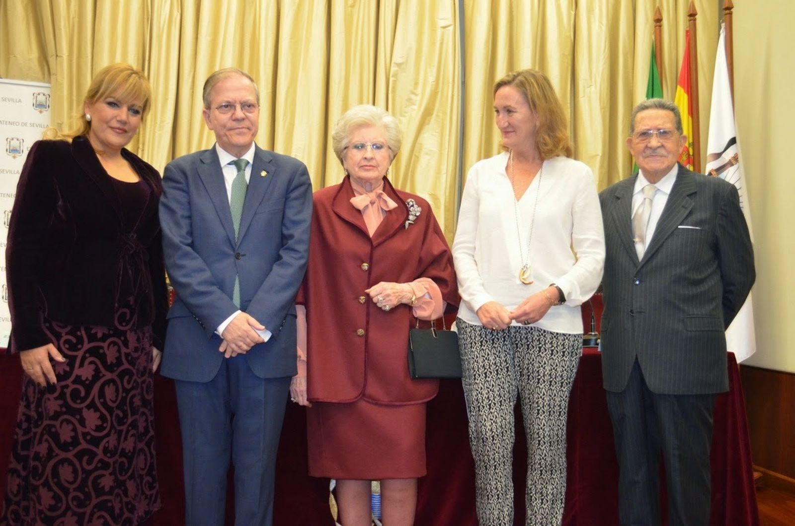 El matrimonio Bellver tras recibir la medalla del Ateneo de Sevilla.