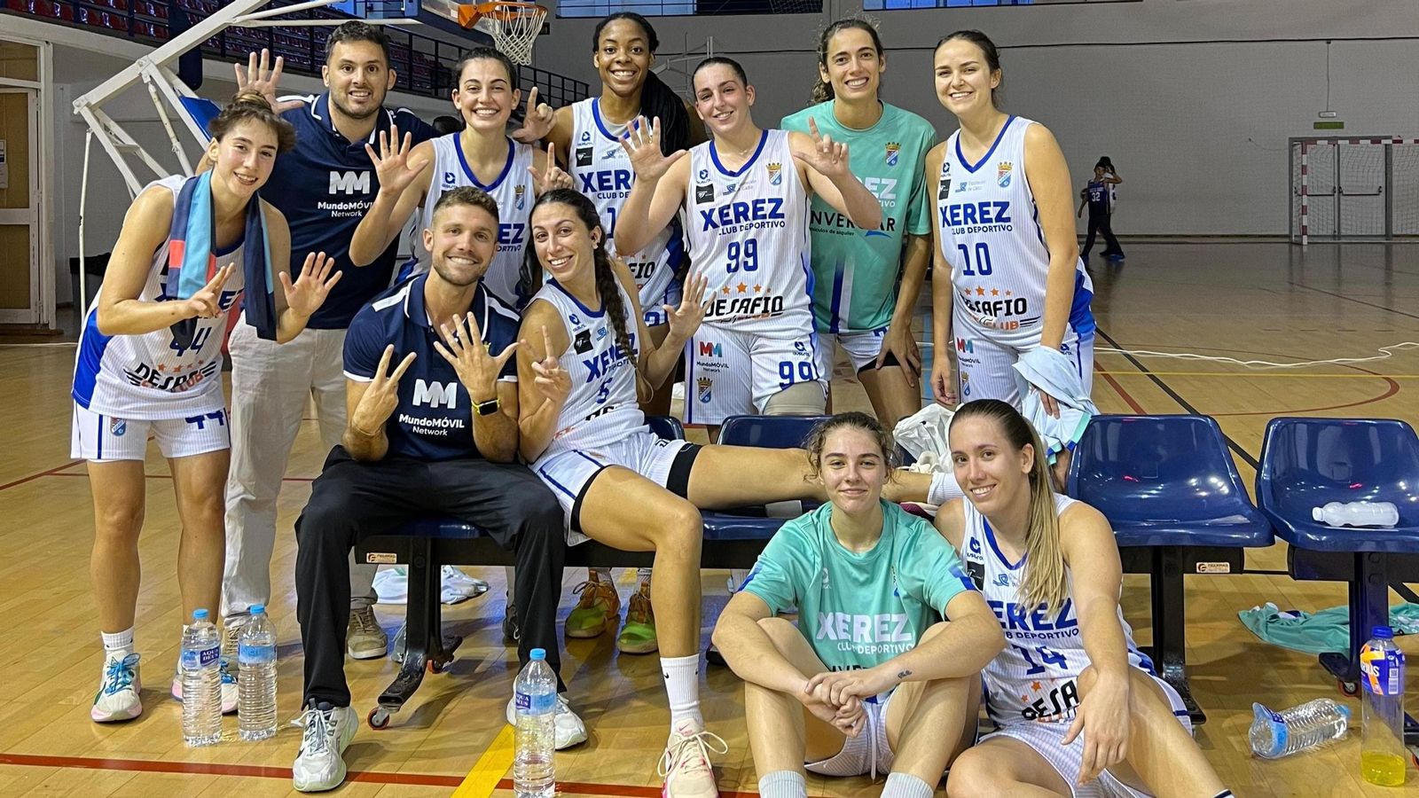 Las xerecistas celebran su séptima victoria de la temporada en Cádiz.