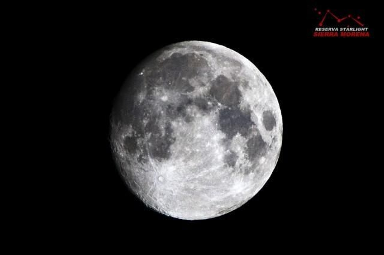Vista de la luna desde al Reserva Starlight de Sierra Morena.
