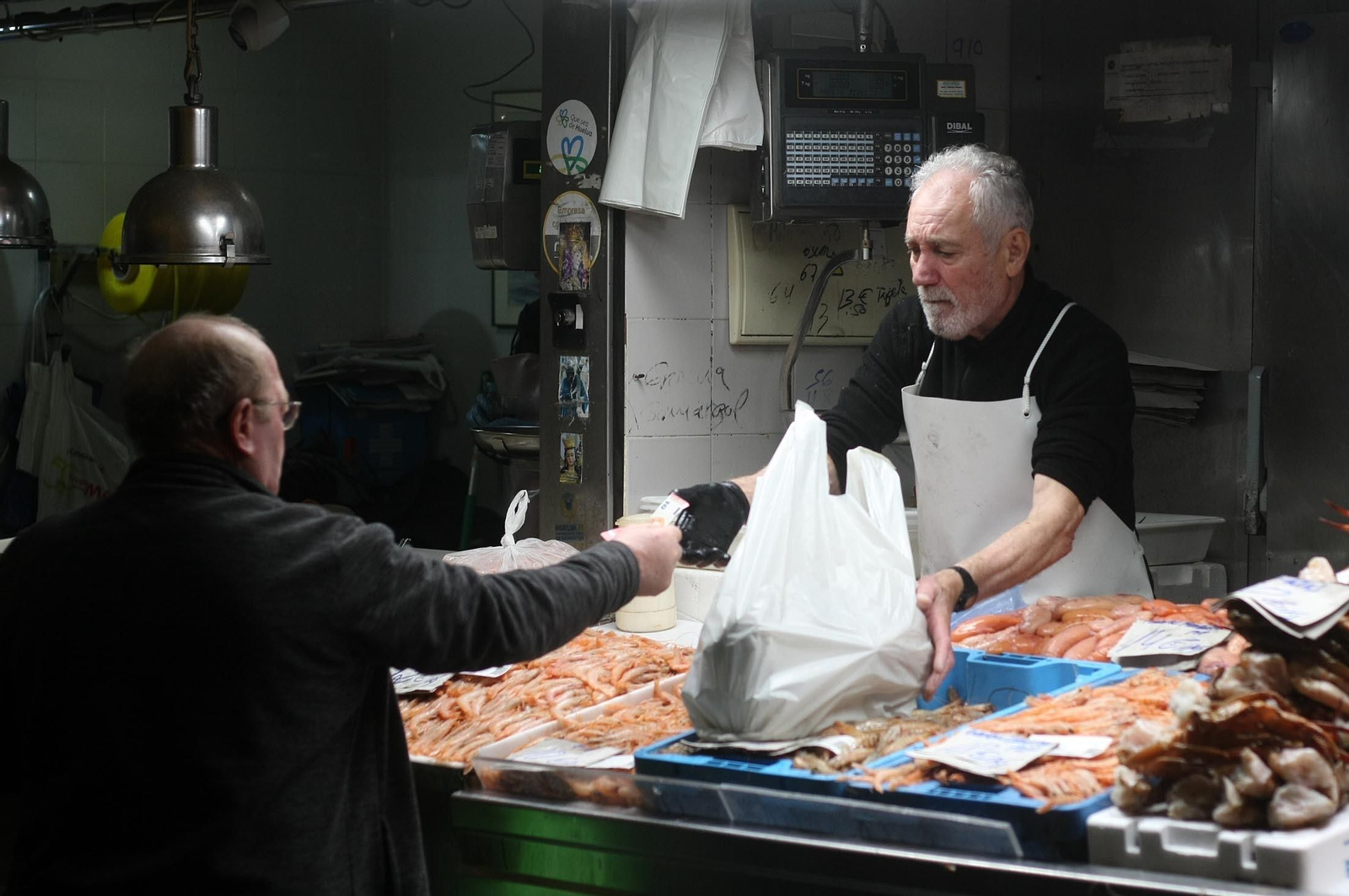 Imágenes del ambiente en el Mercado del Carmen de Huelva