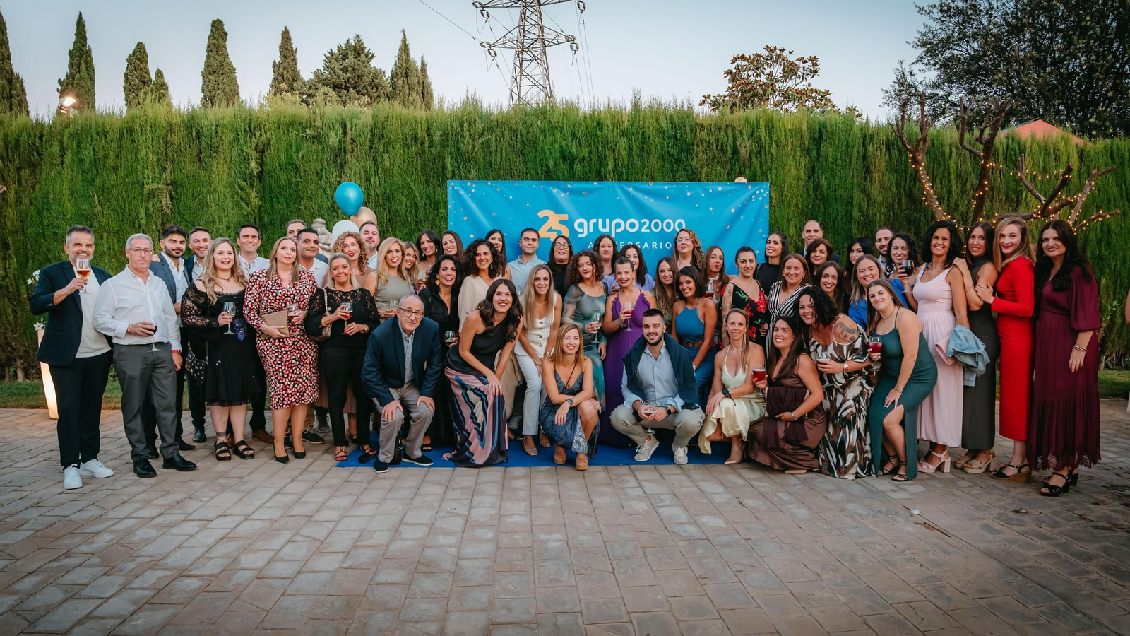 Los integrantes de Grupo 2000 posando para una foto de familia.