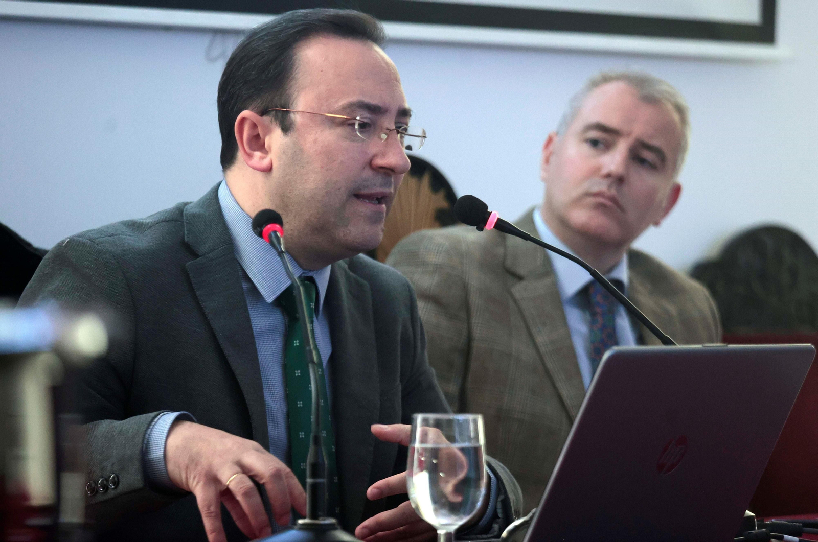 Antonio Puente, en el Ateneo, con Paco Pérez Estepa, coordinador del ciclo Tradiciones Sevillanas.