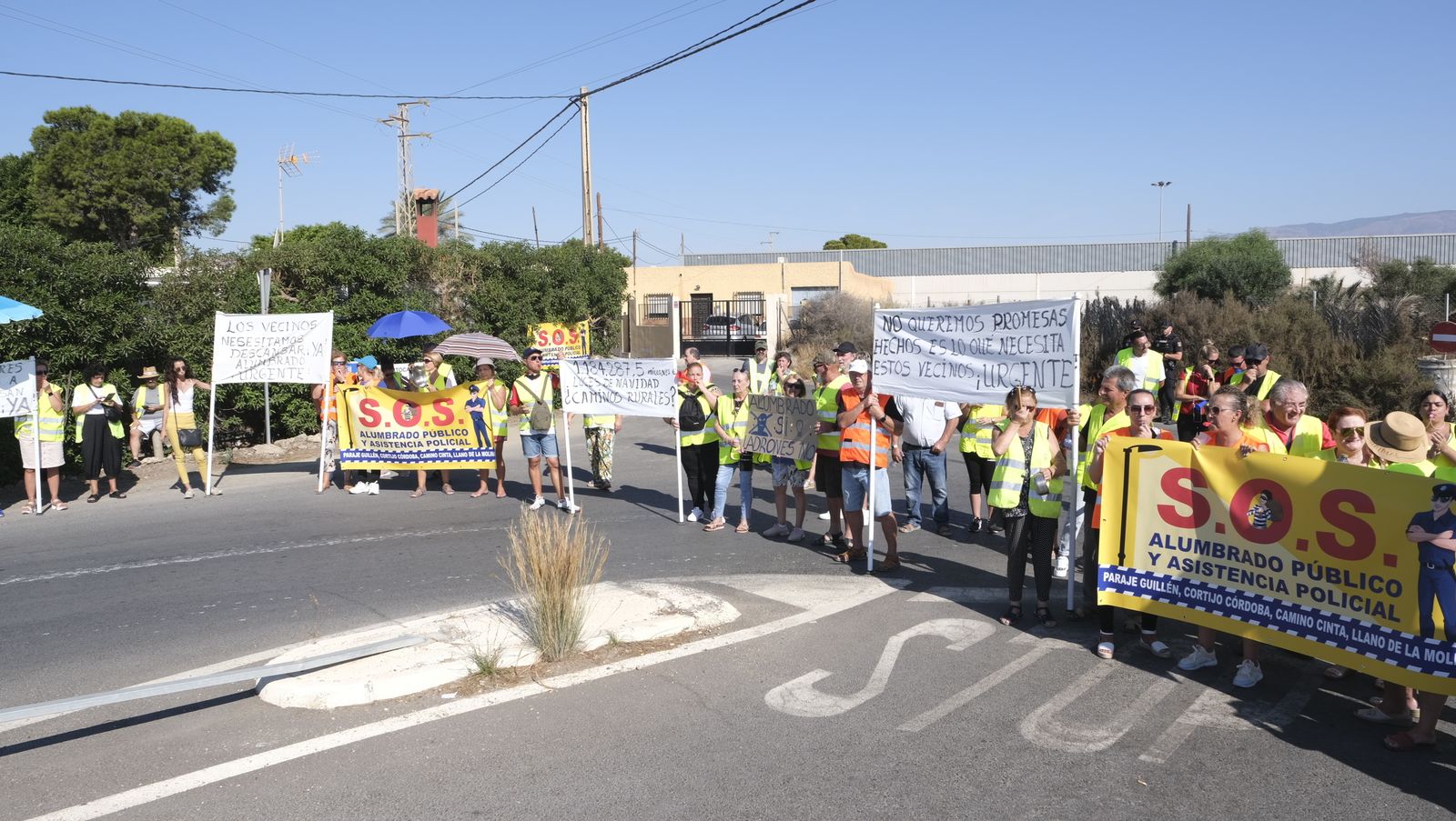 Protestas de los vecinos de los cortijos de La Cañada por la falta de iluminación
