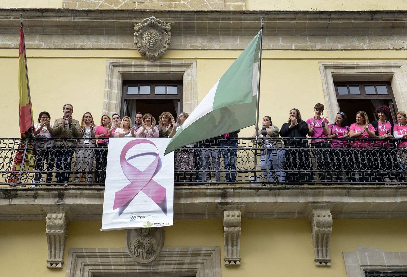 La fachada del Ayuntamiento, este viernes, con el lazo rosa.
