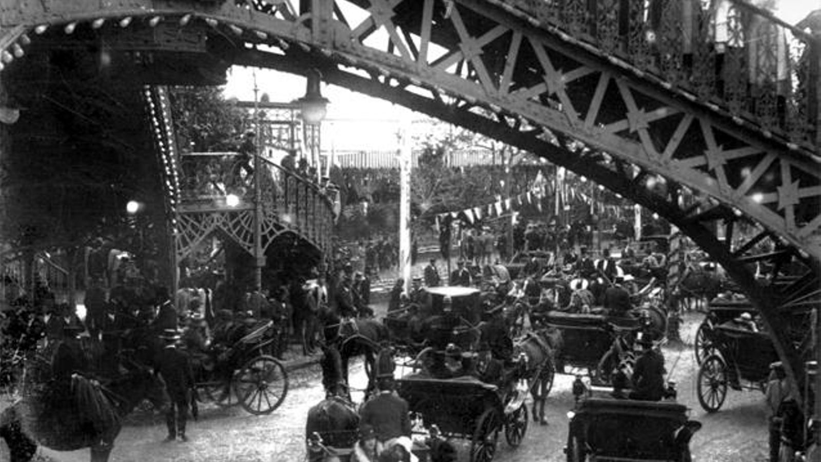 Coches de caballos en la Feria de Abril en el Prado de San Sebastián.