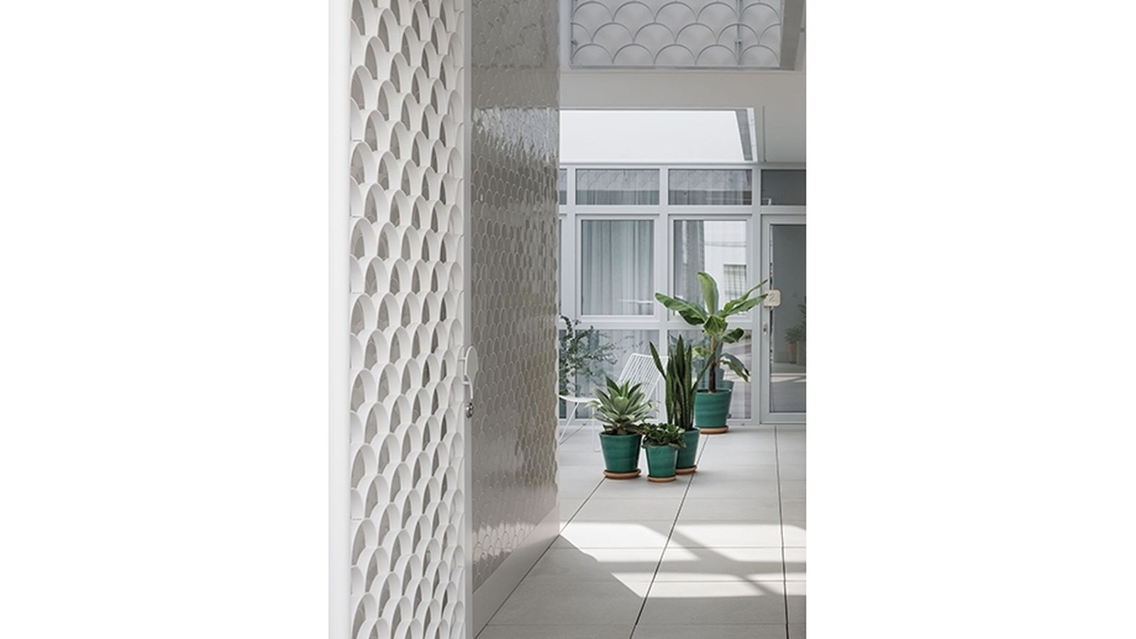 La entrada y acceso al patio