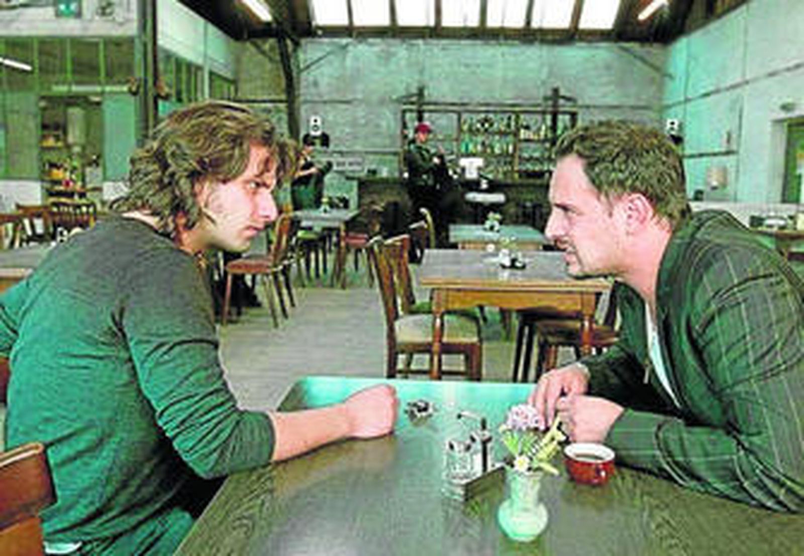 Los protagonistas en el 'Soul Kitchen', el local epicentro de la vida de un grupo de treintañeros.