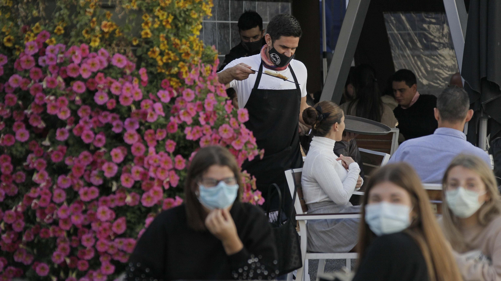 Ambiente en los bares y restaurantes de Algeciras en el fin de semana