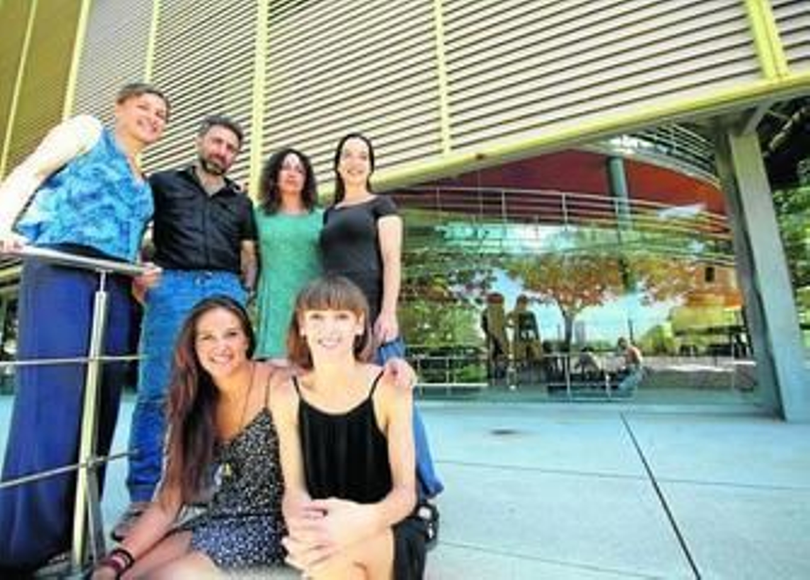 Juana Casado, David Montero, Marga Reyes, Ángela Olivencia, Paqui Romero y Elisa Villalba ayer en el Central.