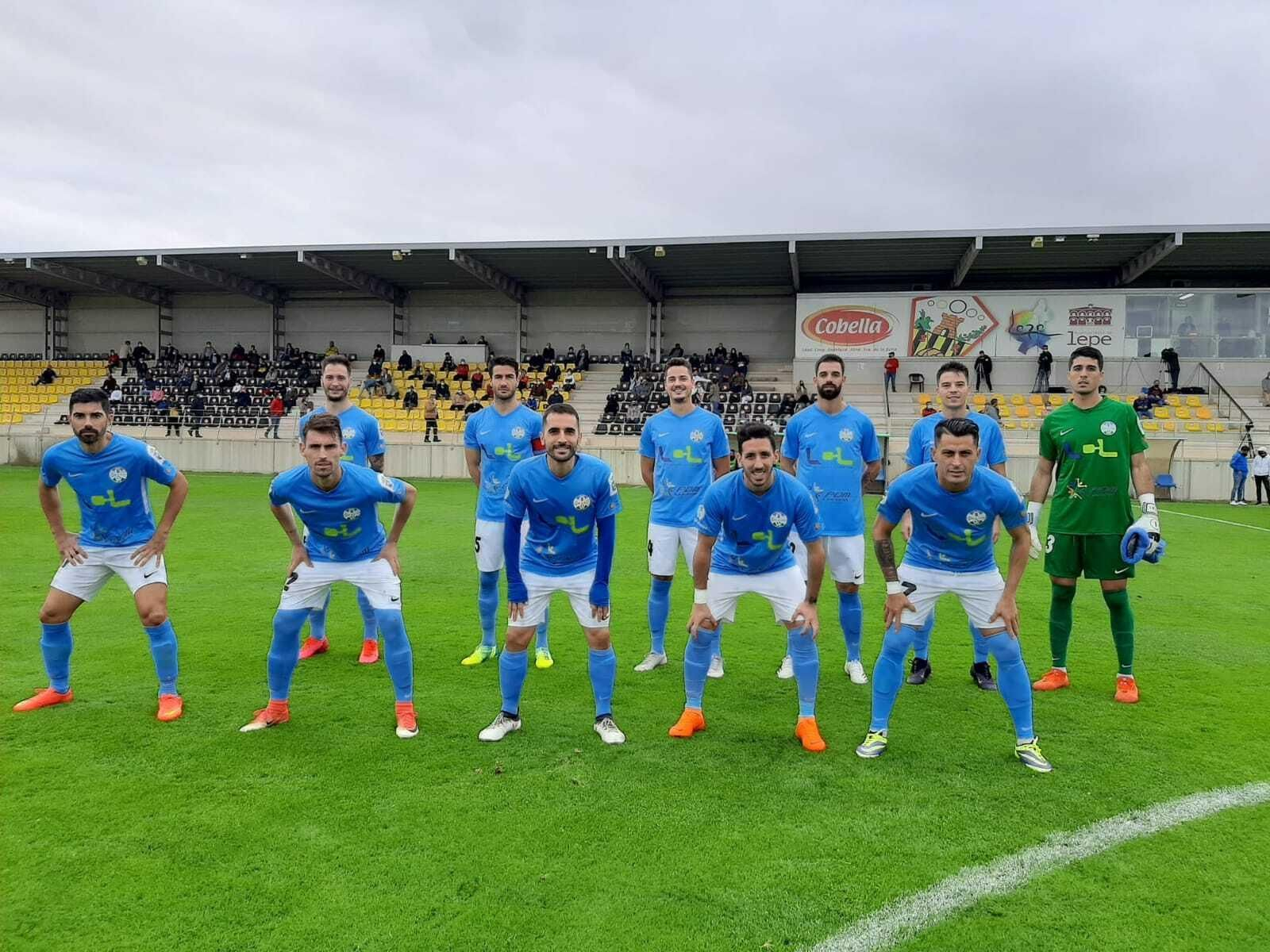 Los jugadores del Ciudad de Lucena posan antes del encuentro ante el San Roque de Lepe.