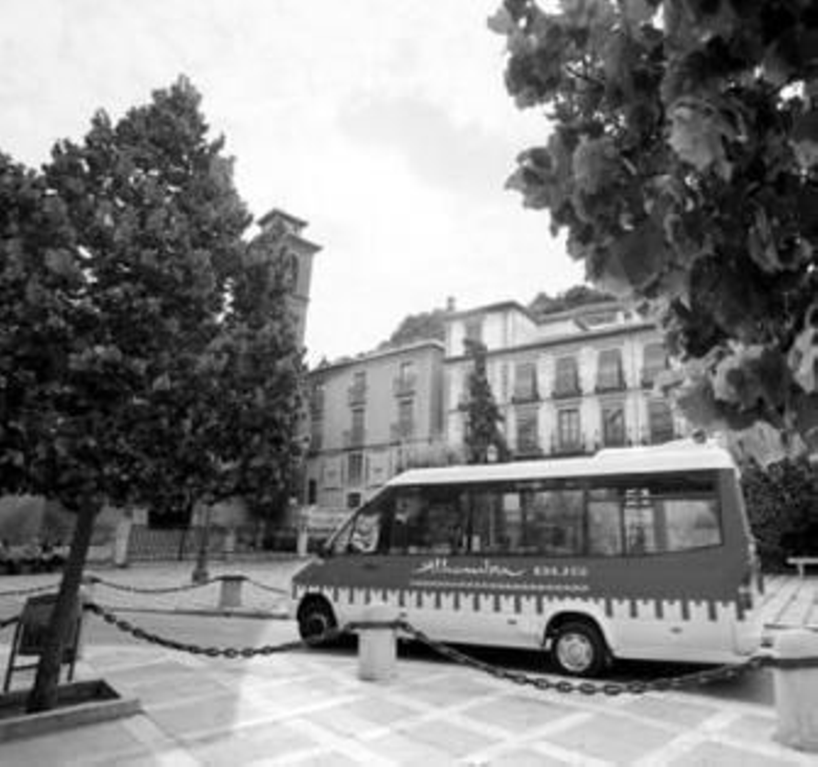 Uno de los microbuses que sube al Albaicín.