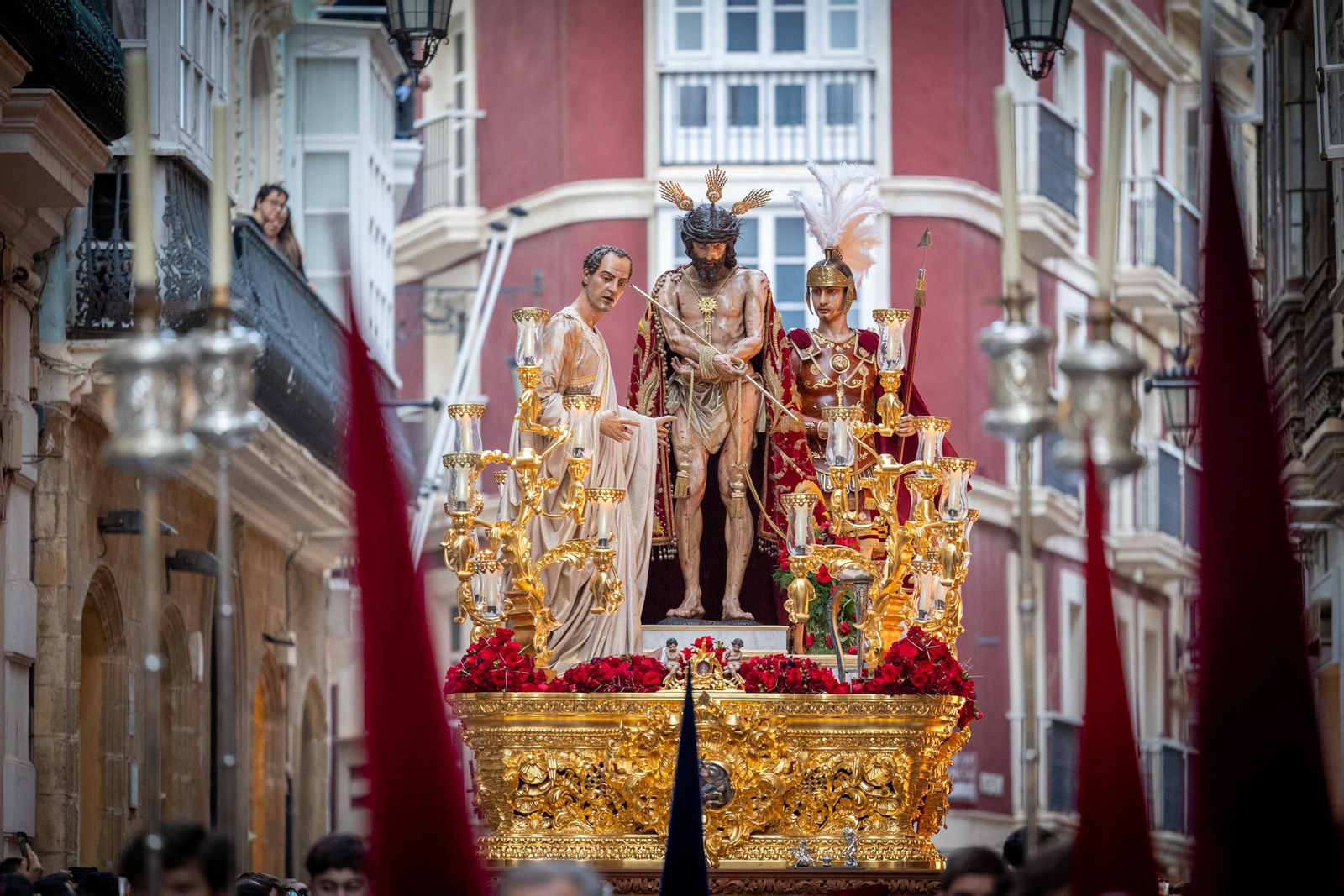 Las imágenes de la archicofradía de Ecce Homo en la Semana Santa de Cádiz de 2024