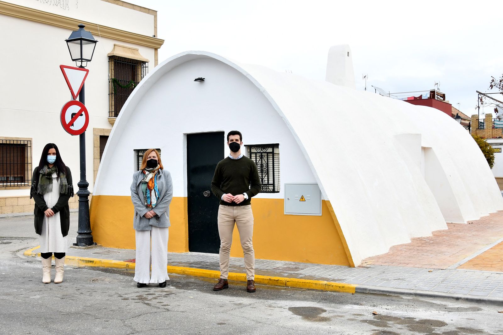 Representantes institucionales en la vivienda túnel de Palma del Río.