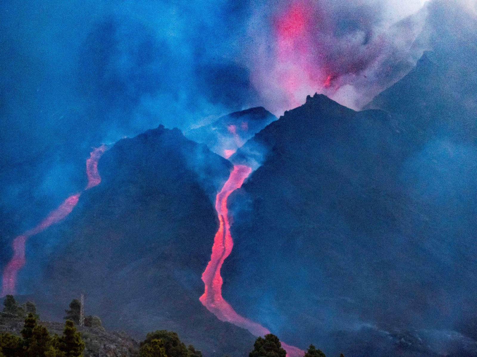 Preocupa en La Palma la colada que avanza con una importante masa de lava