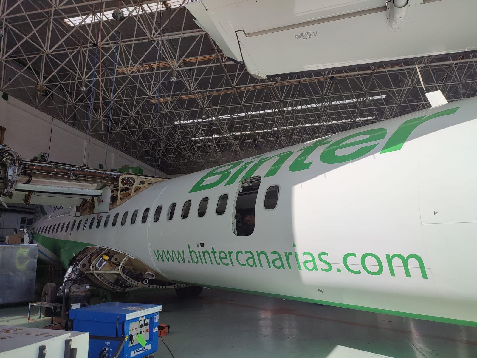 Un paseo en imágenes por el hangar de Binter, donde se revisan los aviones que vuelan a Córdoba