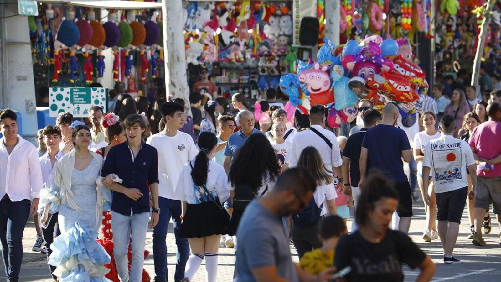 Numerosos jóvenes en la calle del Infierno en la Feria de 2022.