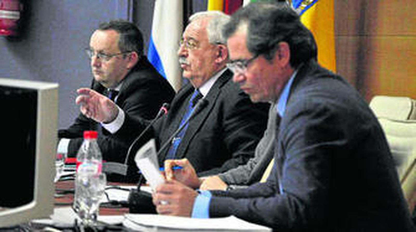 Emilio Medina, en el centro, responde a las preguntas de los asistentes. Tras él, el director del aeropuerto de Jerez, Rafael de Reyna.