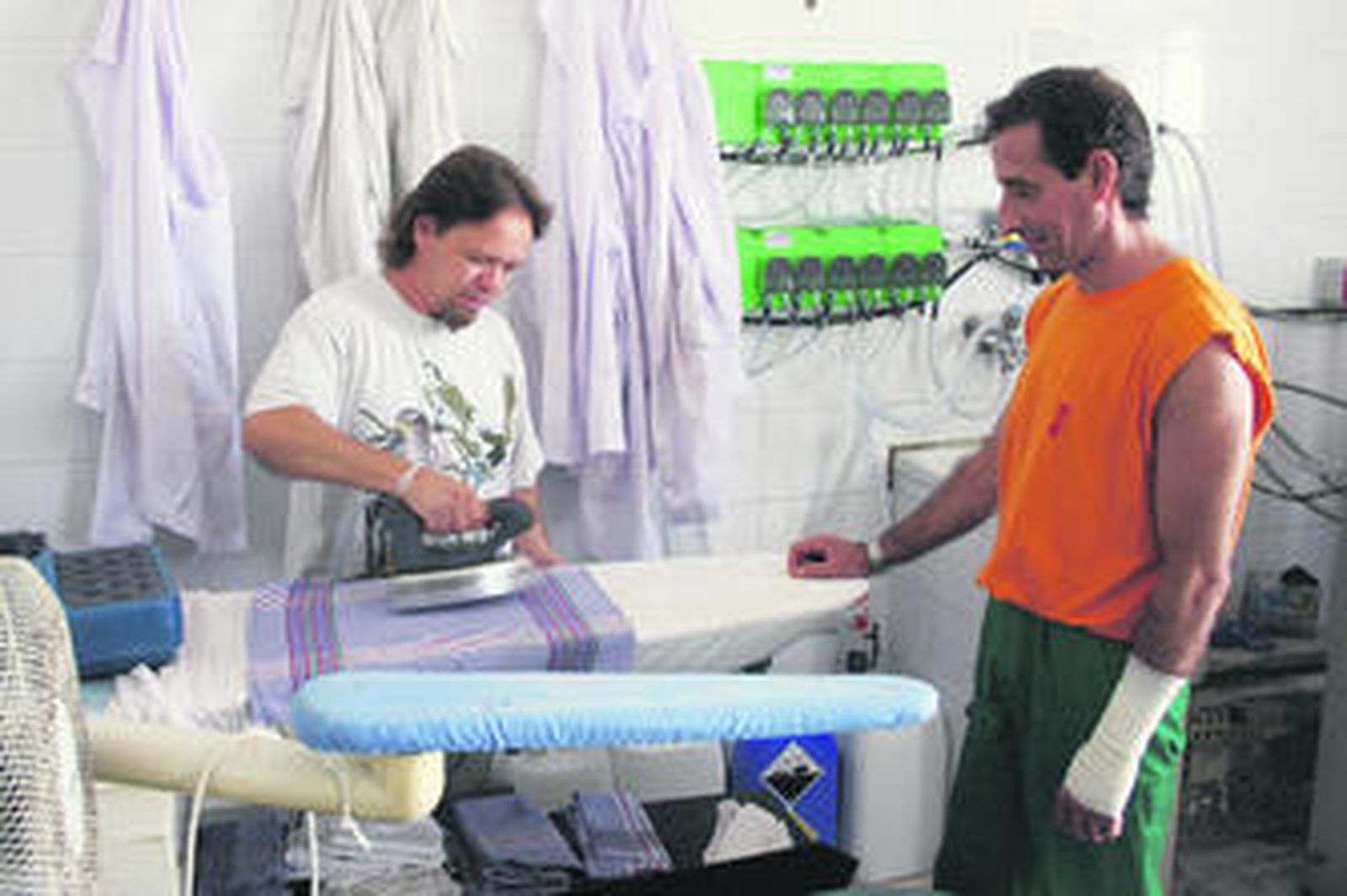 Ángel y Marco Antonio realizando las tareas de la lavandería, parte del proceso de rehabilitación.