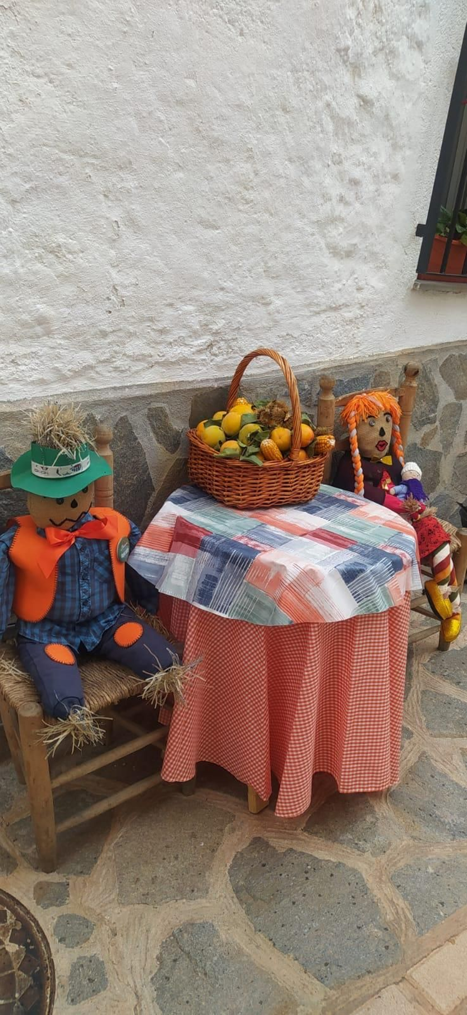 Los 40 vecinos de paja, trapo y cartón de Bacares, en fotos