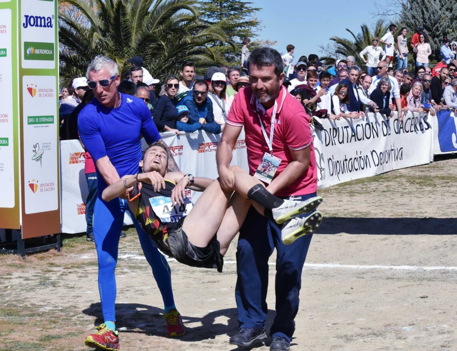 Personal de la organización llevan en volandas a David Palacio tras cruzar la meta en Cáceres.