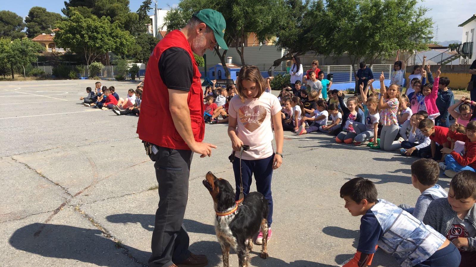 El taller Mi Perro es de Caza impartido ante cientos de estudiantes en un colegio en las últimas semanas.