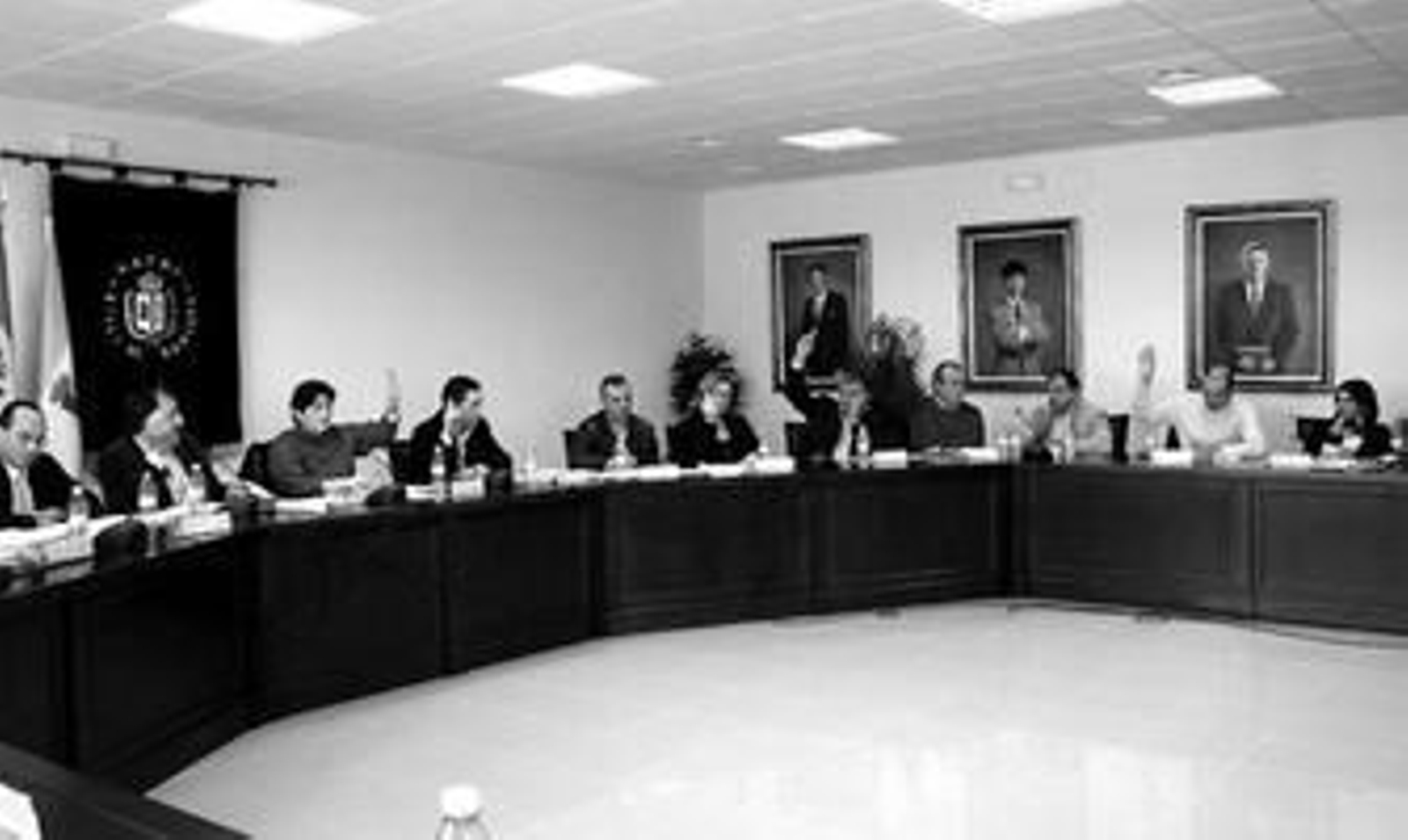 Concejales durante una votación en el Pleno de Manilva.