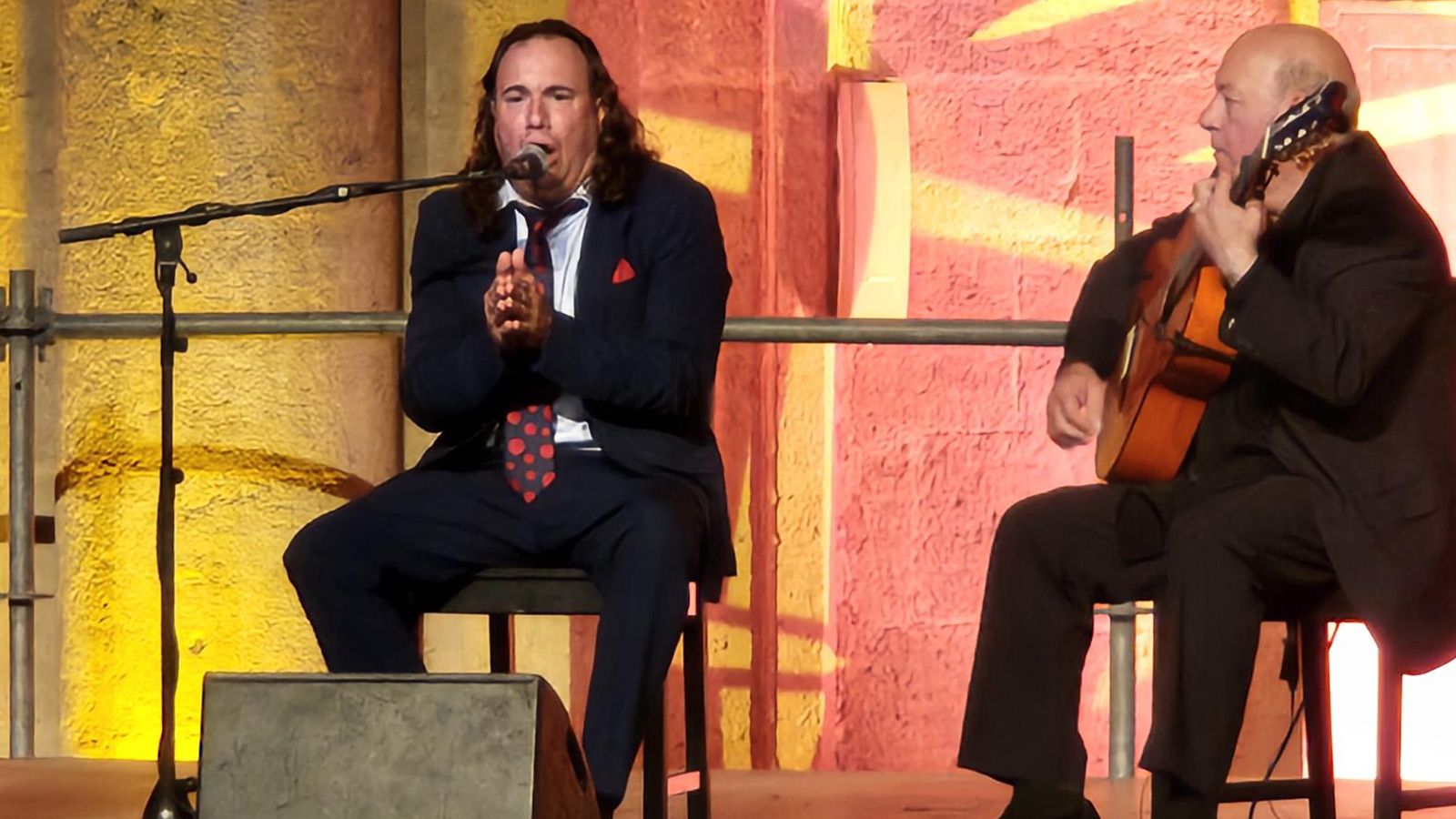 Luis Perdiguero sorprendió a todos con su cante. Luis Perdiguero sorprendió a todos con su cante.