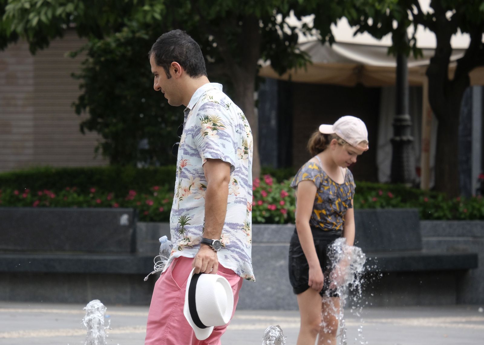 El calor vacía las calles de Córdoba en una jornada de 45 grados, en imágenes