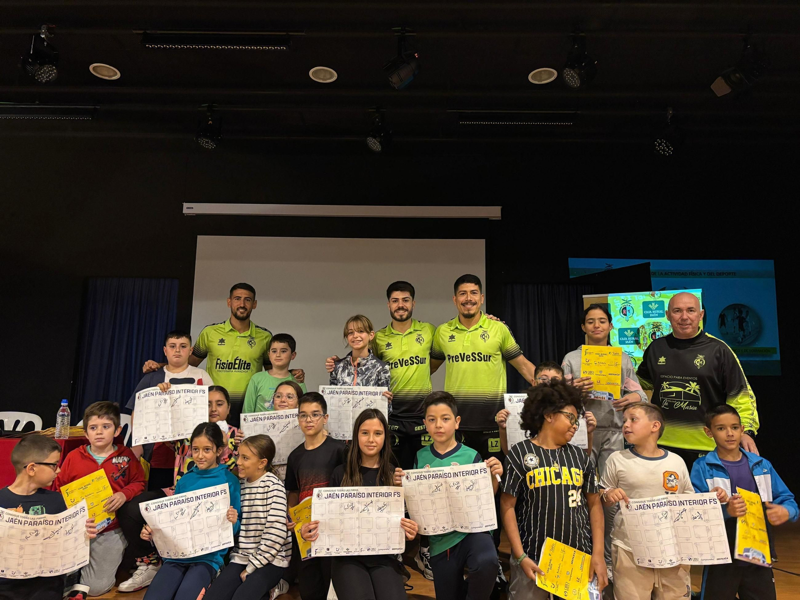 Lemine, Dani Zurdo, Franklin y Dani Rodríguez, junto a escolares de Huesa.