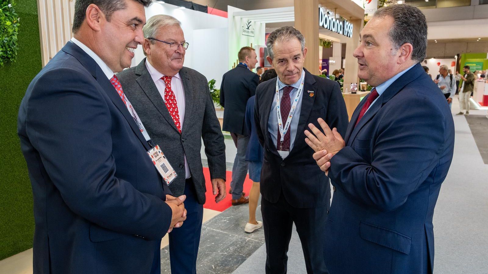El presidente de la Diputación de Huelva visita el stand de Freshuelva. El presidente de la Diputación de Huelva visita el stand de Freshuelva.