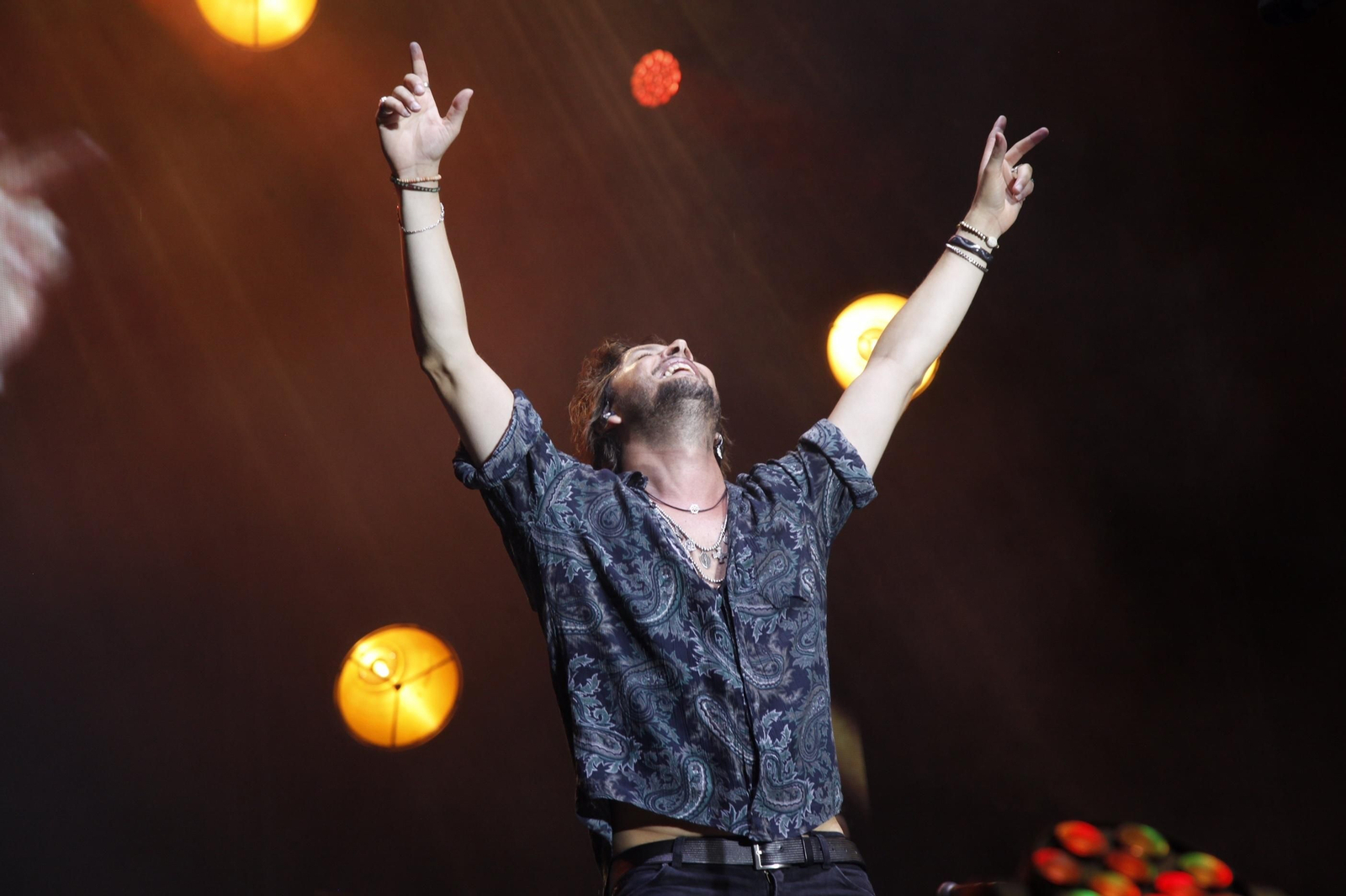 Manuel Carrasco se entregó al máximo en el concierto en su ciudad, que cierra el tour 'Bailando al viento' en Andalucía.