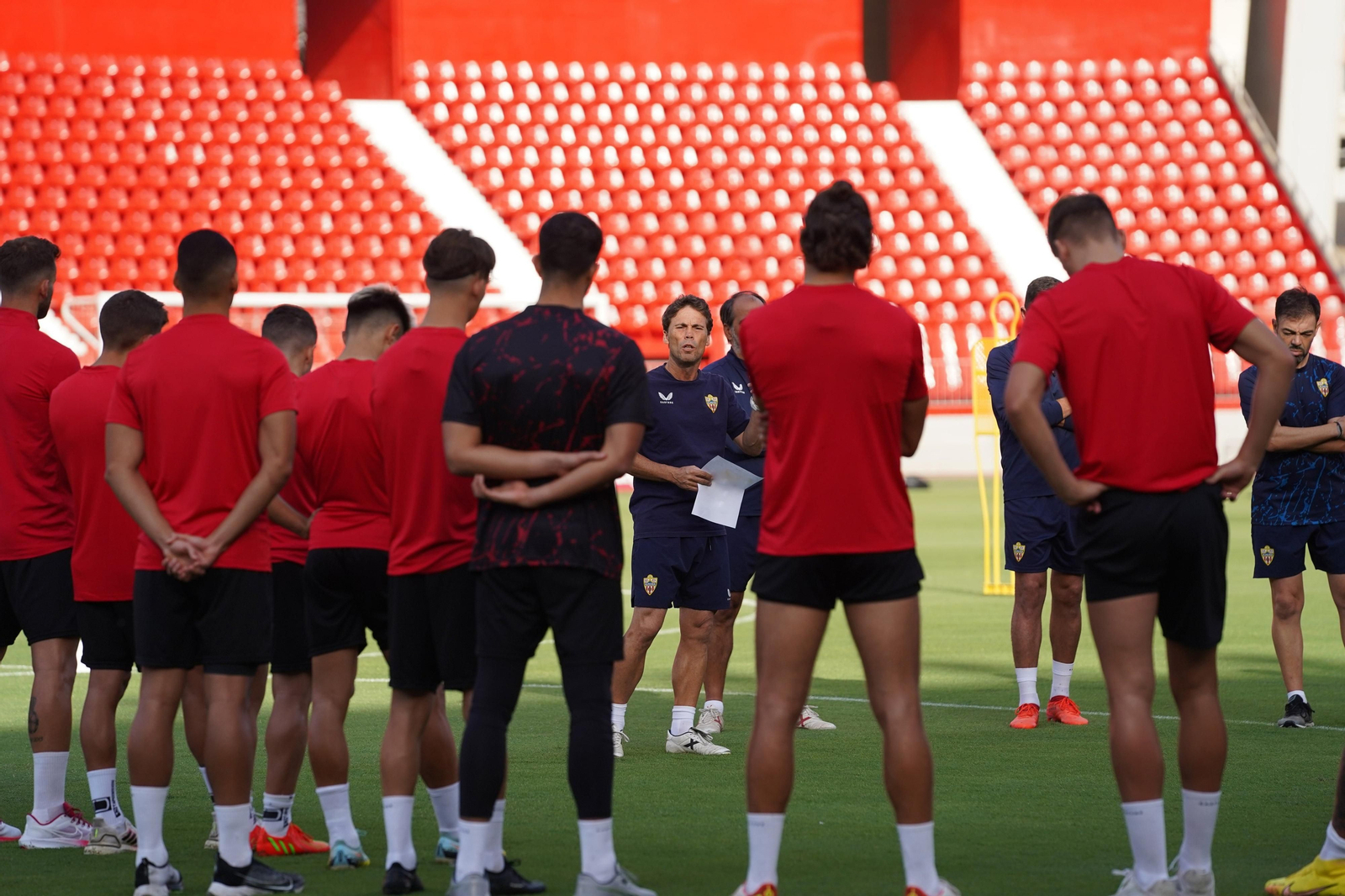Rubi se dirige a sus jugadores en una sesión de entrenamiento