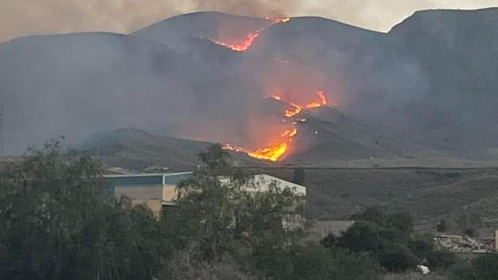 Imágenes del incendio forestal que mantiene en vilo a vecinos de Gádor y Benahadux