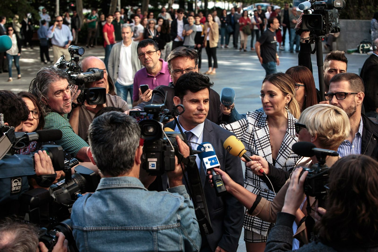 Javier Sánchez-Santos, rodeado por periodistas, a su salida de la vista.