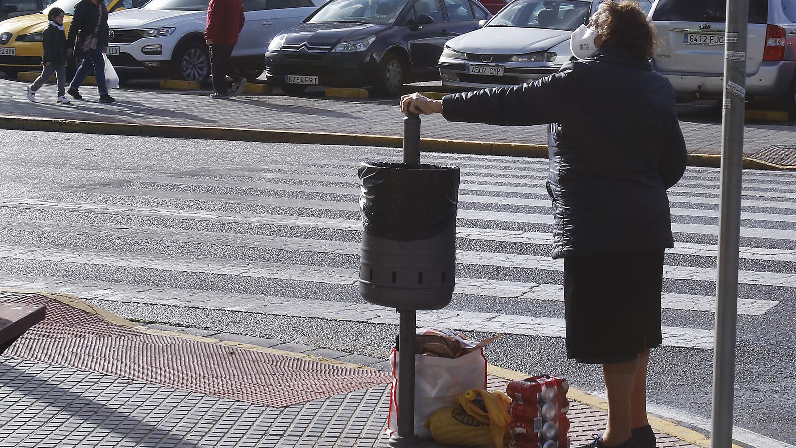 Una vecina, tras realizar la compra.
