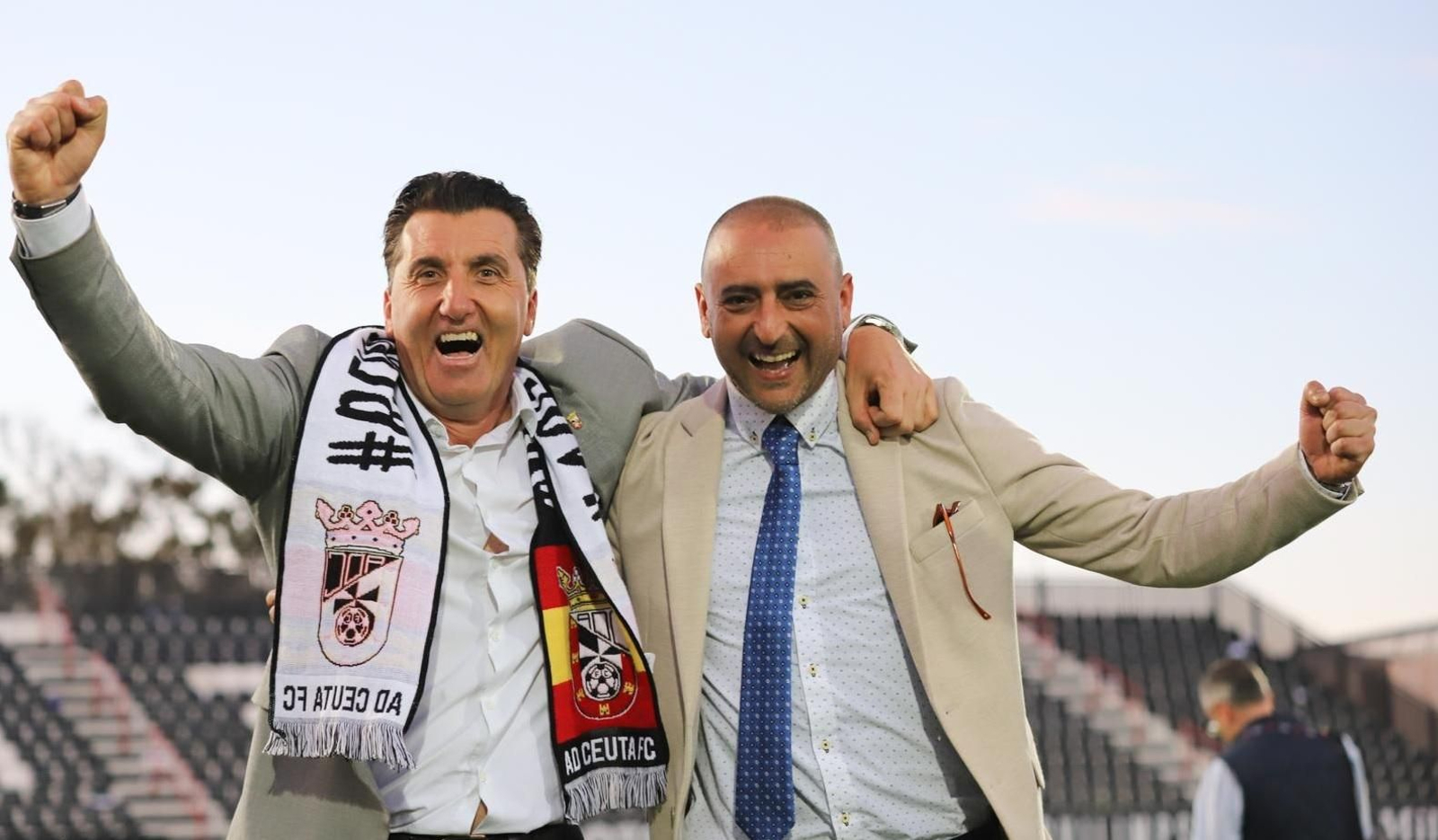 Edu Villegas celebra junto al presidente Luhay Hamido la clasificación para el play-off. Edu Villegas celebra junto al presidente Luhay Hamido la clasificación para el play-off.
