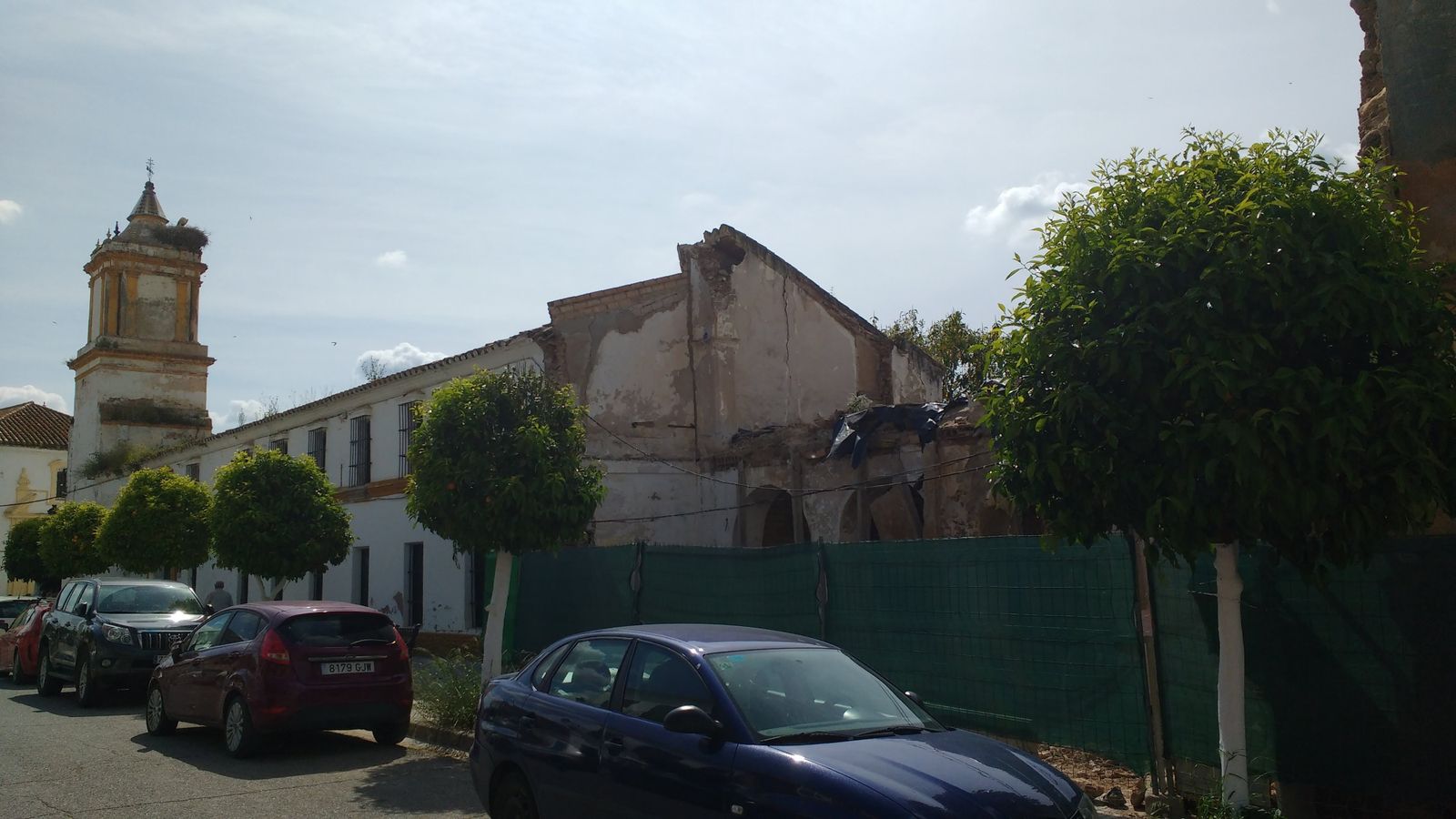 La fachada de uno de los dos que se encuentran en la calle Magdalena fue derribada ante el peligro de desplome.