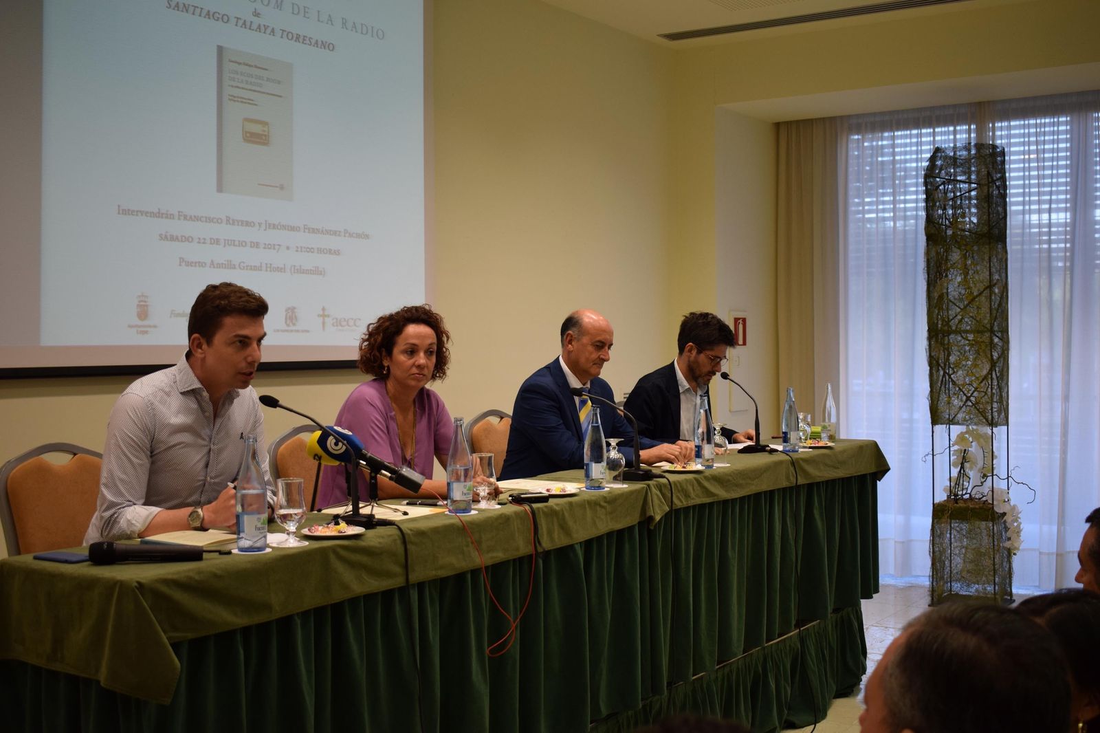Imágenes de la noche del pásado sábado en un hotel de la playa de La Antilla, donde tuvo lugar la presentación del libro póstumo de Santiago Talaya 'Los ecos del boom de la radio'. En el acto estuvieron presentes diferentes autoridades institucionales, así como compañeros de profesión, familiares, amigos y representantes de la Asociación Española de Lucha contra el Cáncer. Los beneficios irán a parar a esa causa.