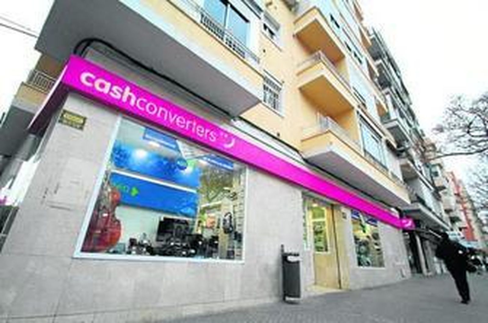 La tienda Cash Converters de Eduardo Dato, ayer por la tarde.