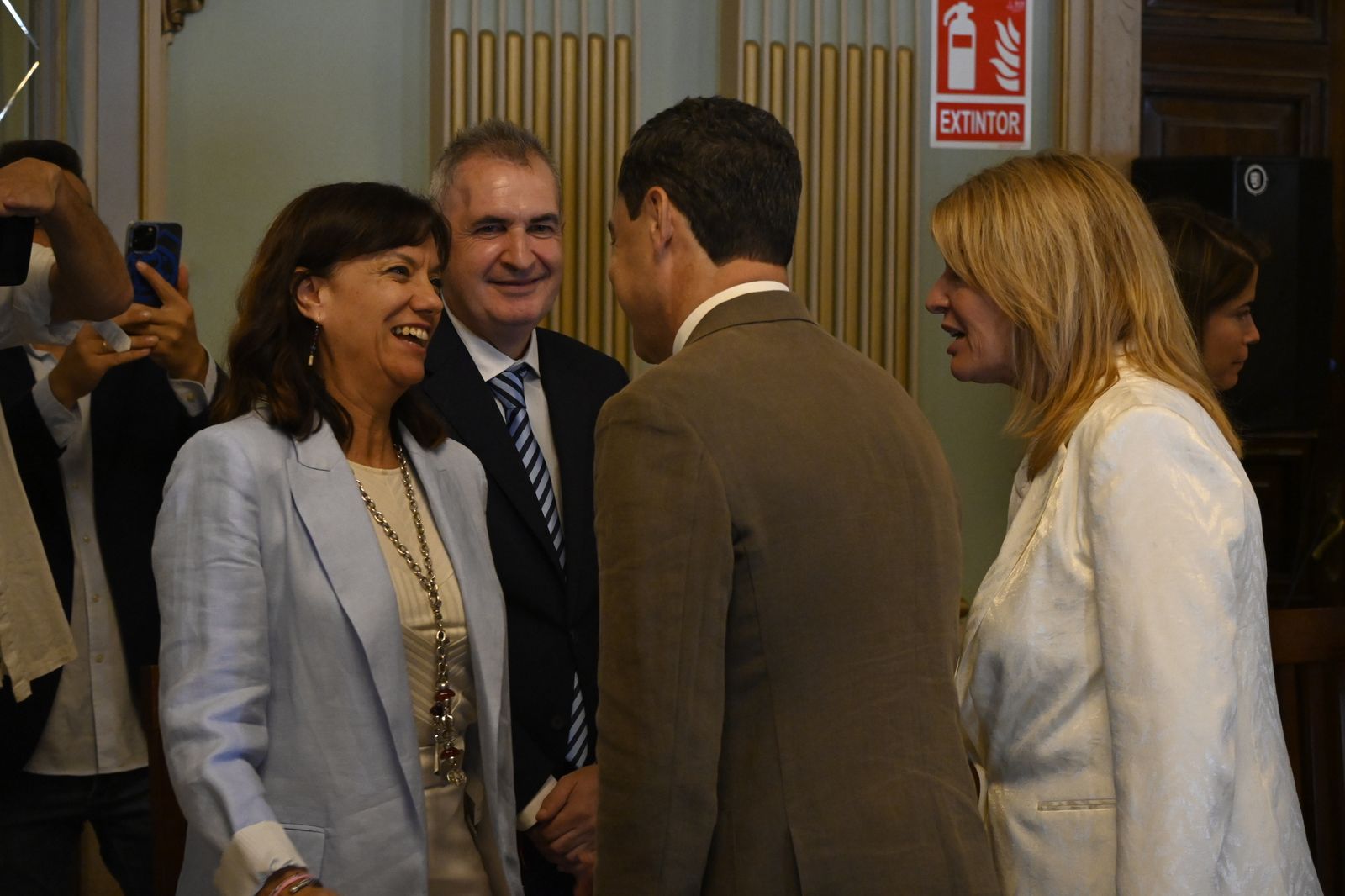 Visita de Juanma Moreno al Ayuntamiento de Huelva, en Imágenes